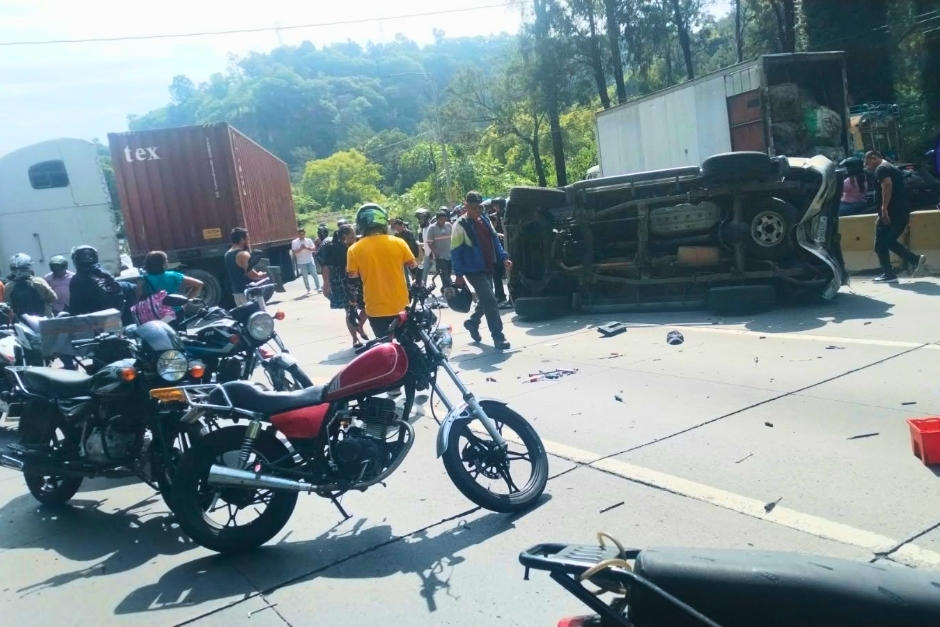 El siniestro se produjo en el inicio de la subida de la cuesta con dirección a la ciudad de Guatemala. (Foto: PMT de Villa Nueva)