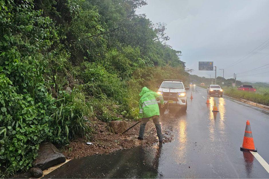 Las autoridades coordinaron y monitorearon las emergencias presentadas durante las lluvias presentadas en el país. (Foto vía: PROVIAL) 