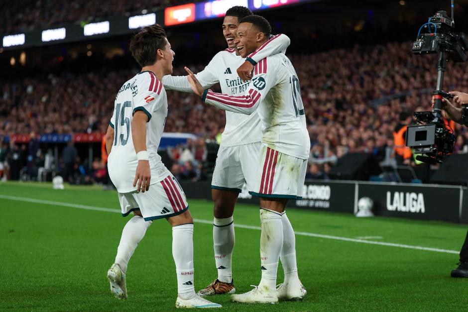 El delantero francés celebró uno de sus goles ante la mirada de los aficionados del eterno rival. (Foto: AFP)
