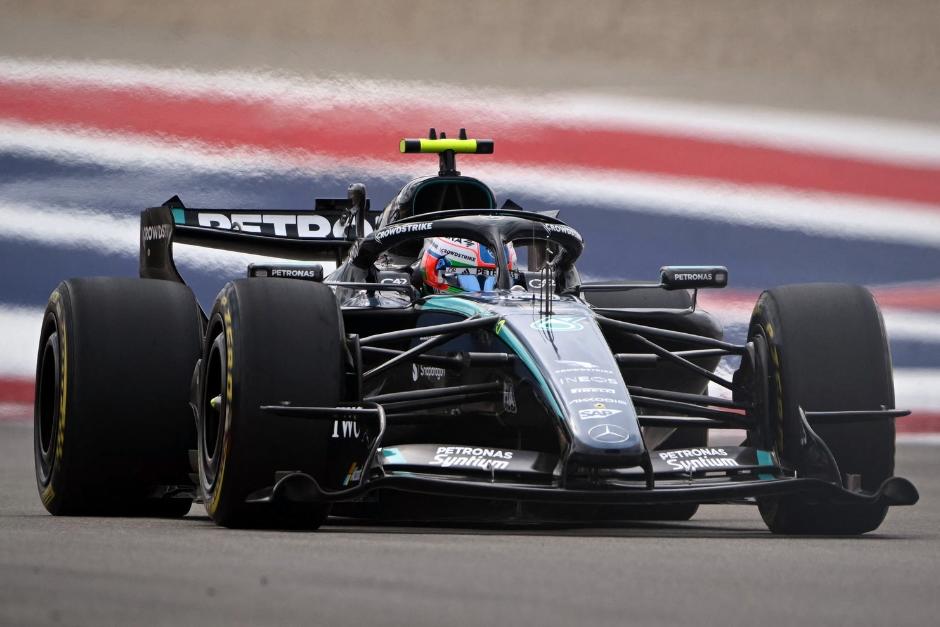 Antonelli, que había ganado el sábado su primera pole position en dos meses, soportó la presión de la salida con un fulgurante acelerón que dejó atrás a Verstappen. (Foto: AFP)