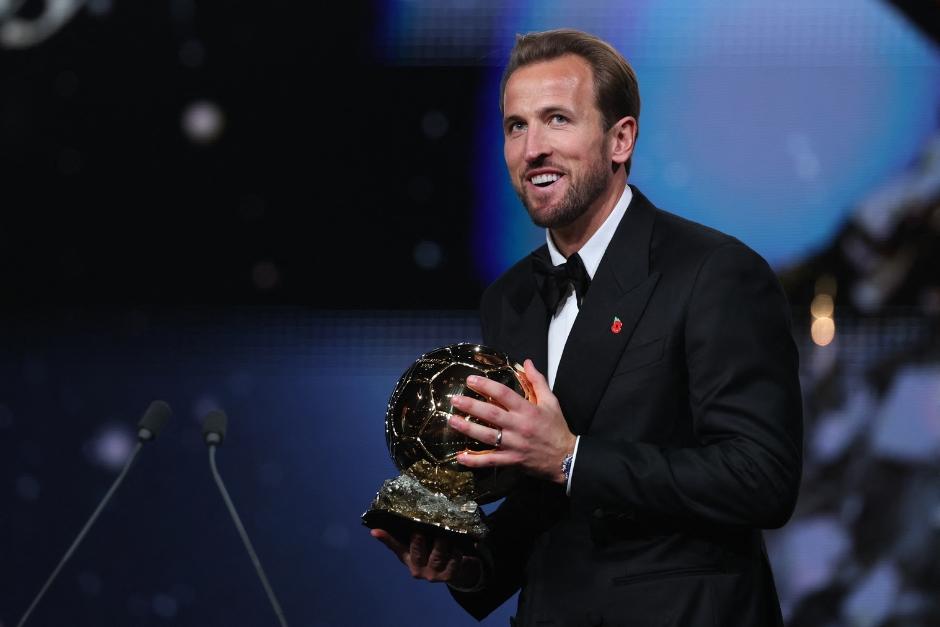 El inglés subió emocionado al escenario para recoger por primera vez el Balón de Oro 2026. (Foto: AFP)