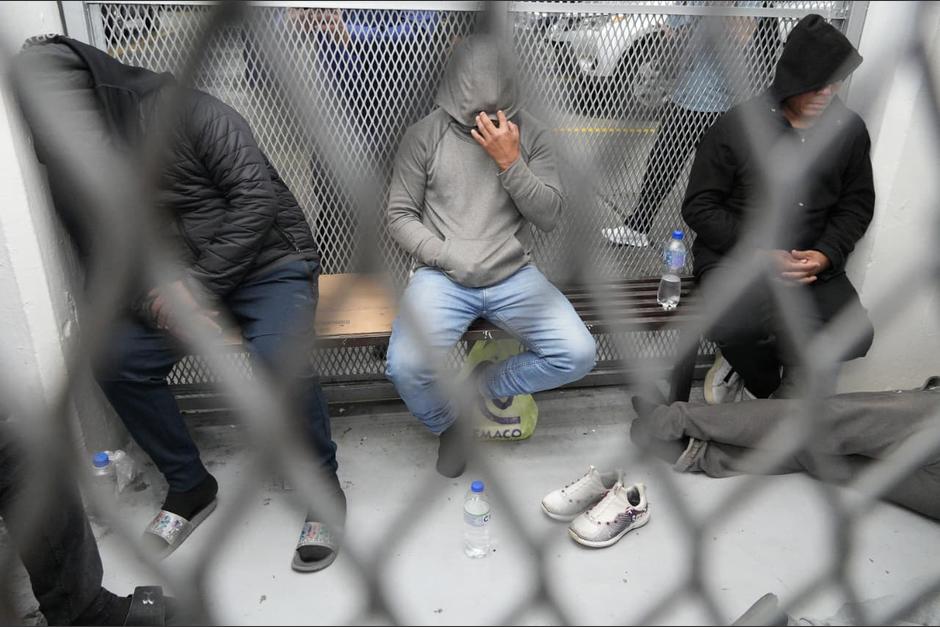 Luego de permanecer en la sala de audiencias del Juzgado de Turno, los siete agentes capturados por presuntas irregularidades en la captura de los hermanos Choc Toz, en el caso Foppa, fueron, nuevamente trasladados a las carceletas. (Foto: Wilder López/Soy502)