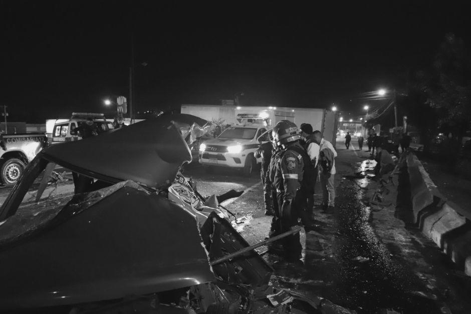 En el accidente estuvieron involucrados vehículos de transporte pesado y liviano. (Foto: Bomberos Municipales) 