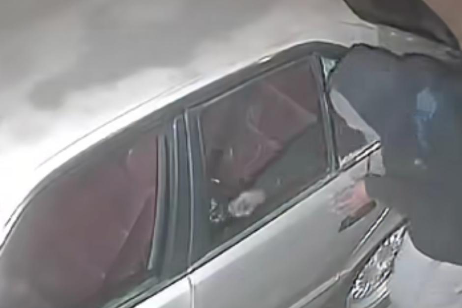 Denuncias de vecinos indican que no es la primera vez que este hombre realiza este tipo de robos. (Foto: Captura de video)
