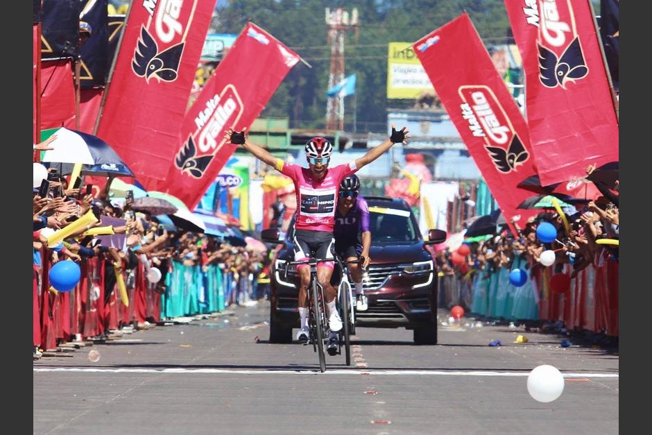 El momento glorioso de Wilson Chonay tras pasar la línea de meta en Quetzaltenango. (Foto: Federación de Ciclismo de Guatemala)