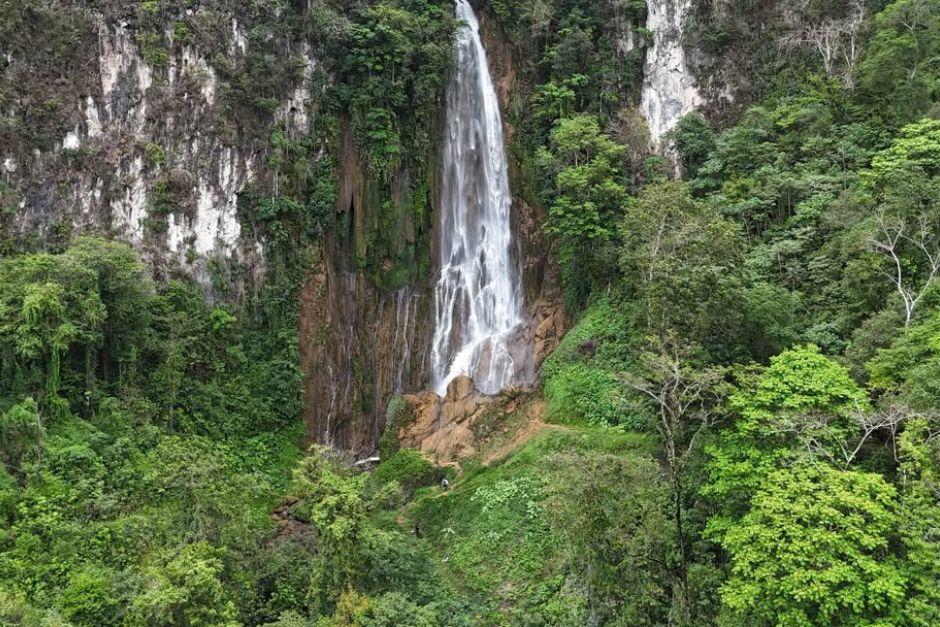 Conforme te acerques, irás apreciando la inmensidad de la catarata Salto de Xochelá. (Foto: VlogueroChapin)