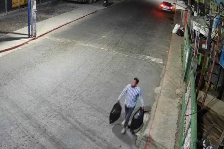 El momento quedó evidenciado por medio de una cámara de vigilancia municipal. (Foto: Captura de video)