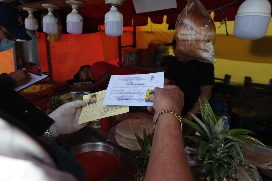 Contar con una tarjeta de salud es necesario para la manipulación de alimentos. (Foto: MSPAS)