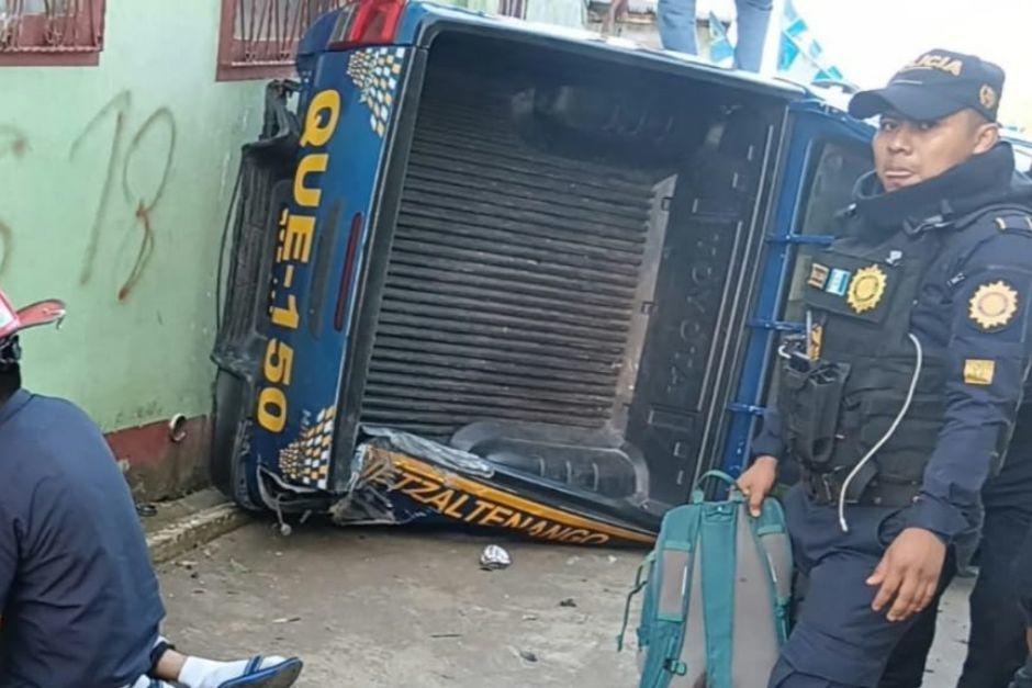 Una patrulla de la Policía Nacional Civil terminó volcada tras un accidente. (Foto: Asonbomd)