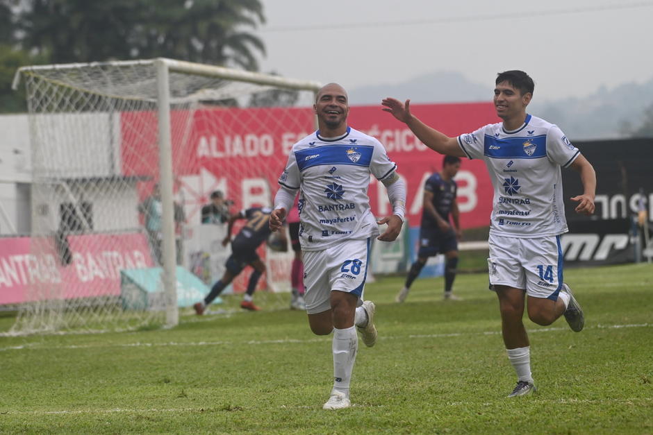 Janderson Pereira marcó de penal el gol que abrió la lata en el estadio Verapaz. (Foto: Patrick Agustín) 
