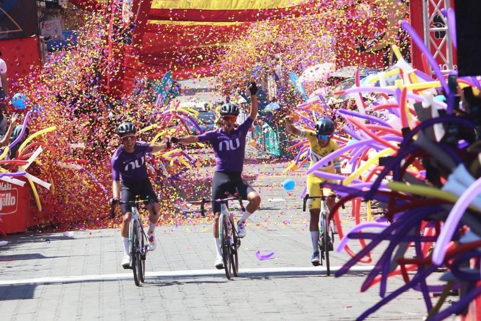 Los tres pedalistas del Nu Colombia entraron casi rueda con rueda para culminar una etapa llena de emociones. (Foto: Federación de Ciclismo)