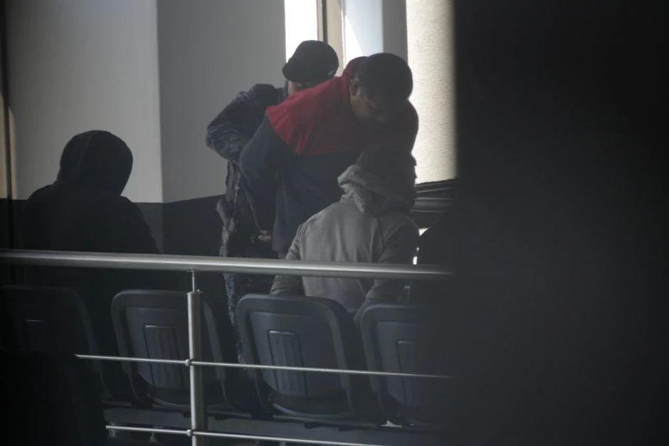 Este cuarto día, los agentes de la PNC se encuentra a la espera del inicio de la audiencia de primera declaración, señalados de procedimiento irregular en la captura de los hermanos Choc Toz. (Foto: Wilder López/Soy502)