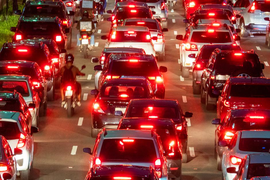 El tráfico vehicular en Guatemala es un freno estructural del desarrollo socioeconómico del país. (Foto: Canva/Soy502)