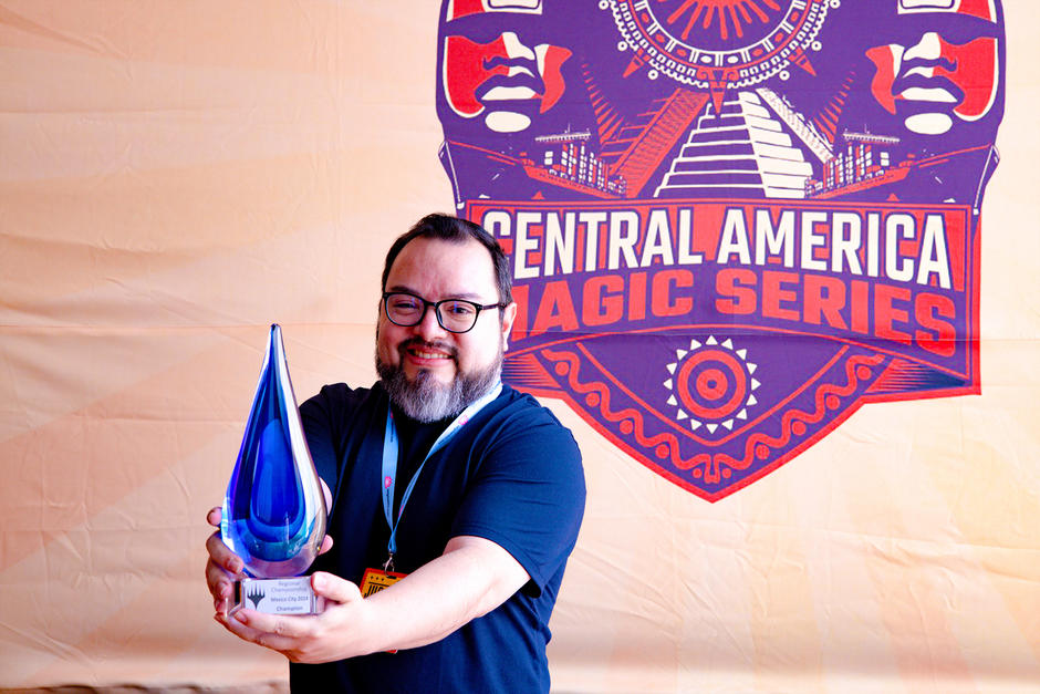 Javier Castellán posa con uno de los trofeos obtenidos en competencias de Magic. (Foto: Cortesía Magic)