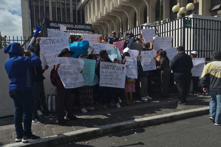 Familiares de los 25 guardias del SP señalados de facilitar la fuga de los reos de Fraijanes II exigen agilizar proceso penal. (Foto: Cortesía/Soy502)