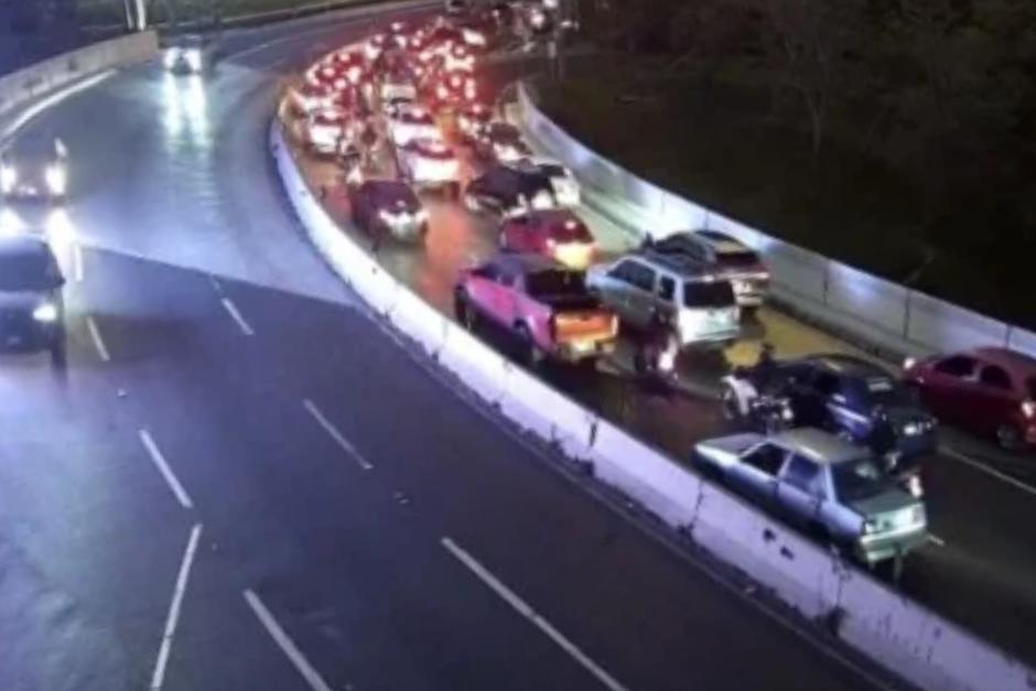Así se encuentra el tránsito esta noche en dirección a Occidente. (Foto: PMT)