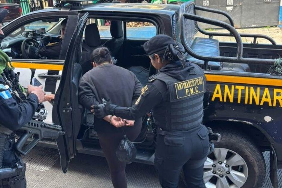 En allanamientos realizados en cuatro departamentos, el MP reporta la captura de cinco personas por el delito de lavado de dinero u otros activos. (Foto: MP/Soy502)