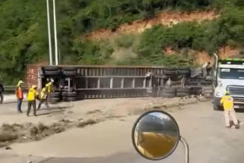 Un tráiler volcó tras un accidente de tránsito en ruta al Atlántico. (Foto: Captura de video)