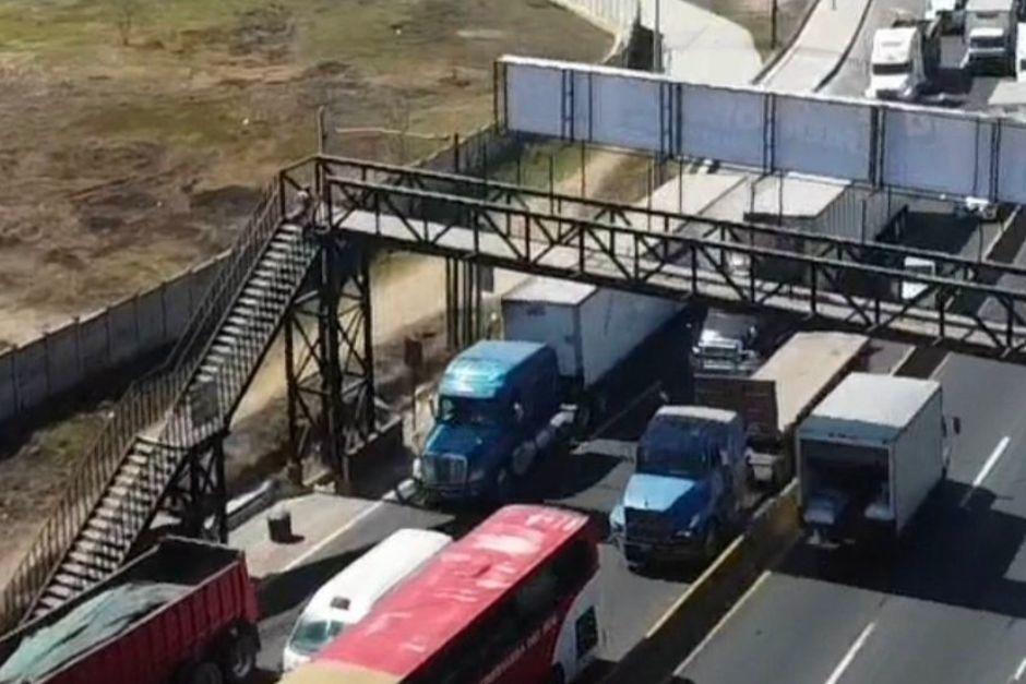 Varios conductores esperan avanzar esta tarde de viernes. (Foto vía: PMT, Villa Nueva)