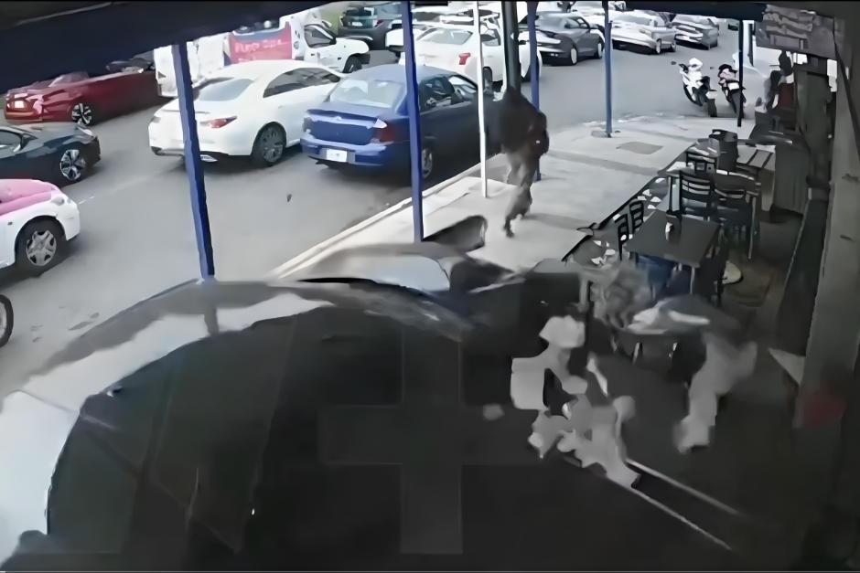 El vehículo terminó empotrado dentro de un comercio tras el fuerte impacto. (Captura de Video) 