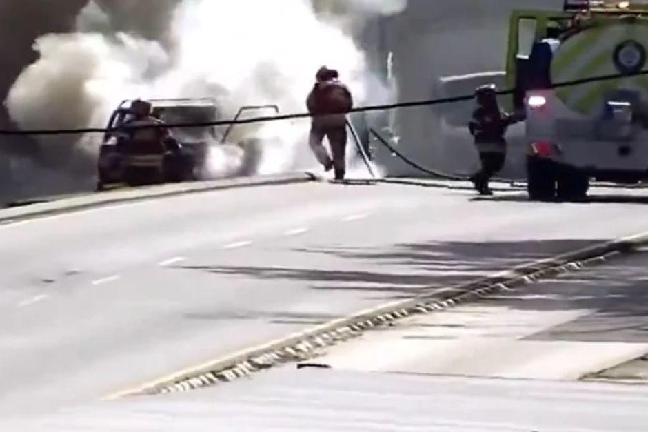 La cámaras de monitoreo registraron el incendió del transporte en plena vía. (Foto vía: captura de video)