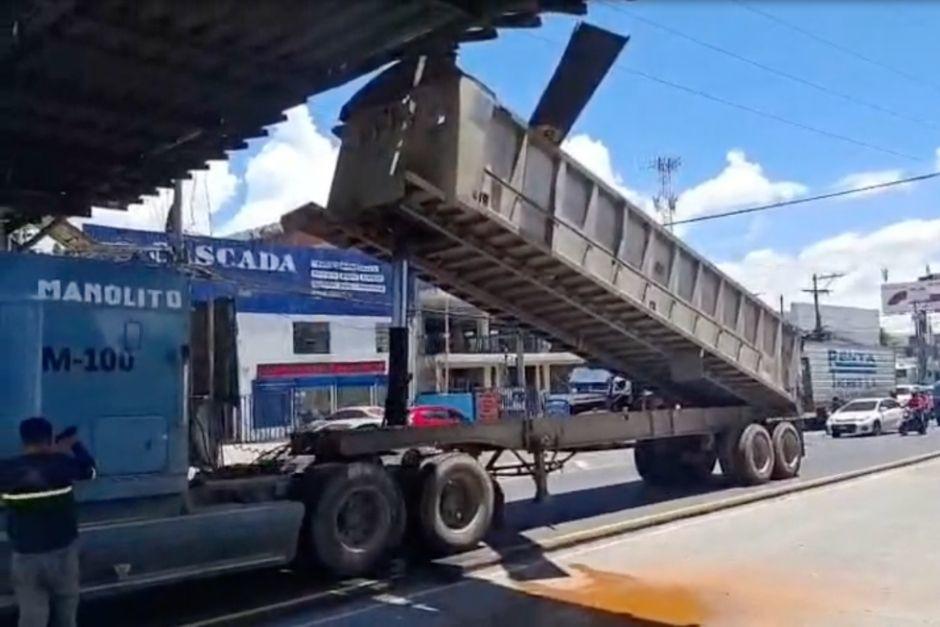 La góndola de un tráiler se elevó e impactó con una pasarela. (Foto: Captura de video)