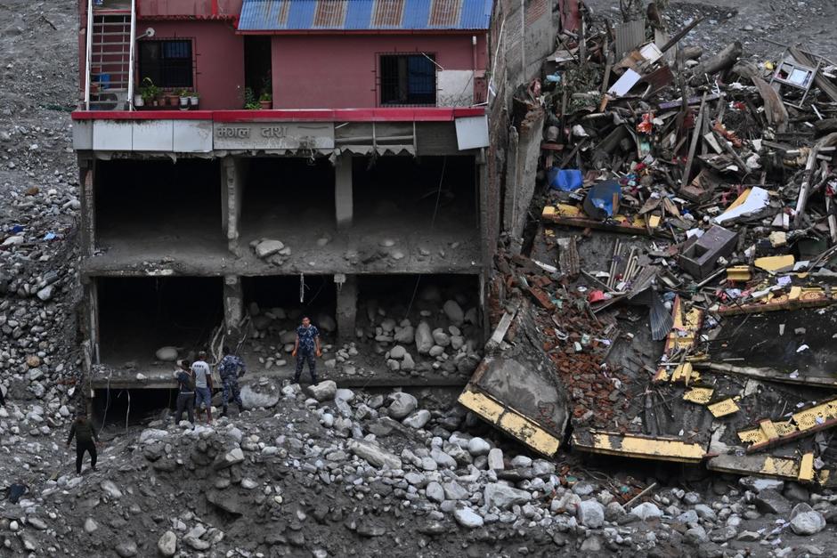 Más de mil muertos y 4,500 desaparecidos han dejado las devastadoras inundaciones en Nepal y China. (Foto: AFP)