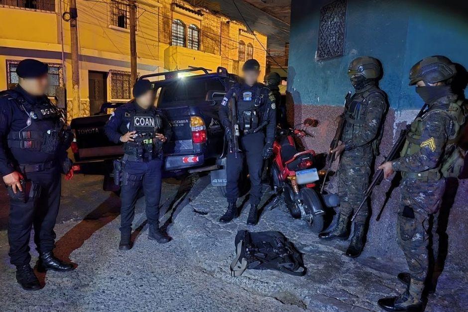 Los fusiles fueron abandonados por un hombre que logró escapar. (Foto: PNC)