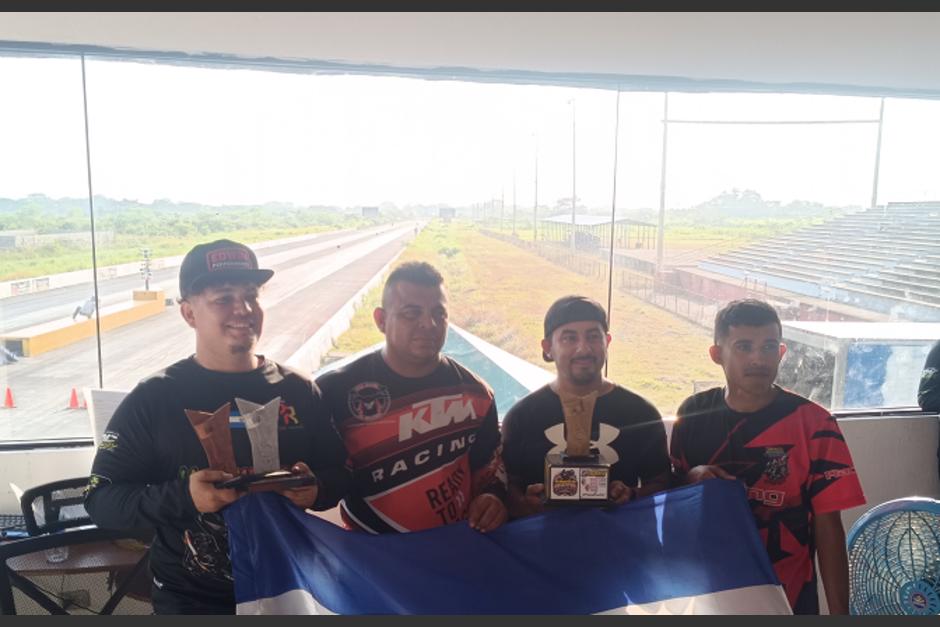Los corredores de Guatemala y El Salvador, compartieron la victoria, luego de finalizar la carrera de cuarto de milla en 400 cc. (Foto: Guatemala Raceway)