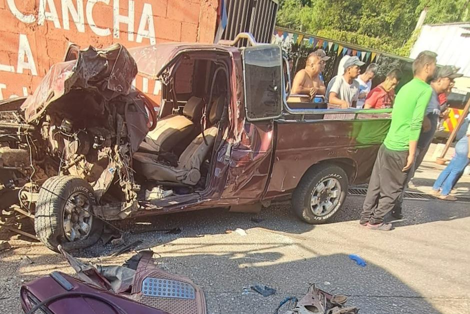 Bomberos maniobraron para rescatar a uno de los conductores que había quedado atrapado dentro de uno de los vehículos involucrados. (Foto: CVB)