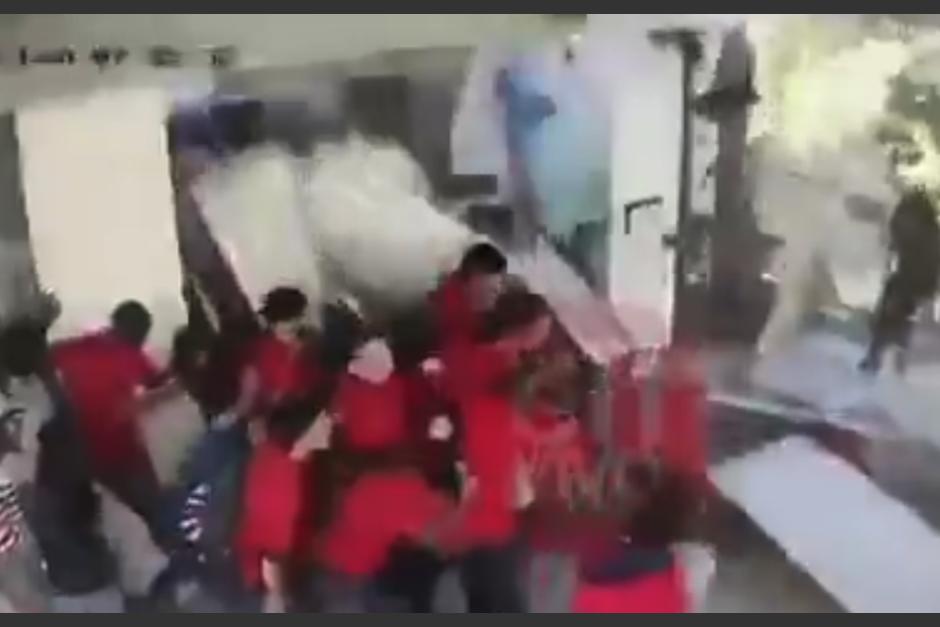 Alumnos y docentes intentaron evacuar el establecimiento. (Foto: captura de video)