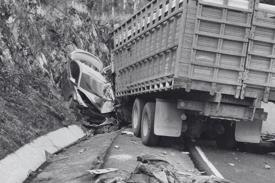 Un fallecido y ochos heridos es el saldo del trágico accidente en Sacatepéquez. (Foto: Redes sociales)