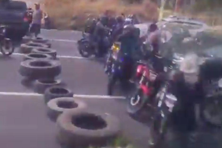 El paso vehicular ha quedado bloqueado en la subida de Villalobos. (Foto: Captura de video)