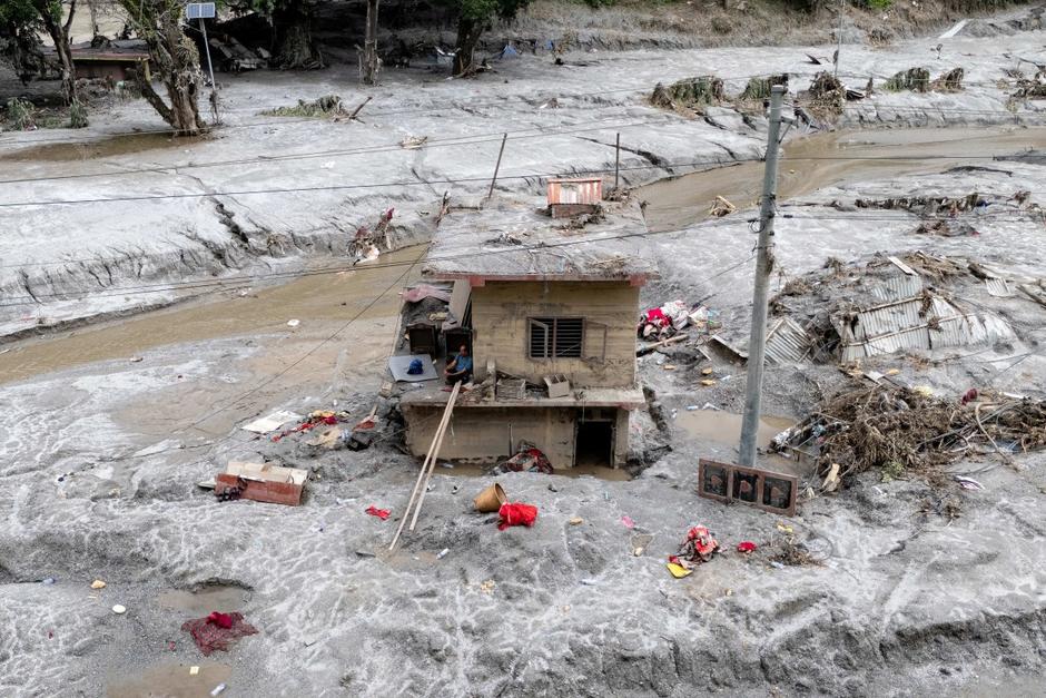Miles de personas aún se encuentran desaparecidas entre los escombros. (Foto: AFP)