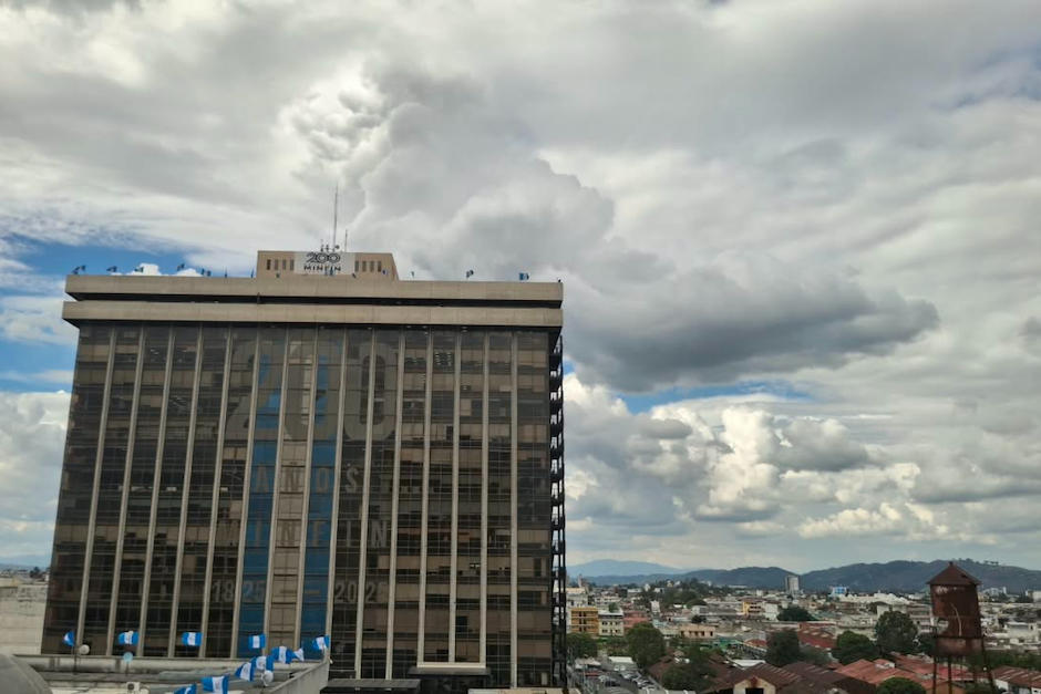 Así se desplazan las nubes en la zona 1 de la ciudad de Guatemala. (Foto: Wilder López/Soy502)