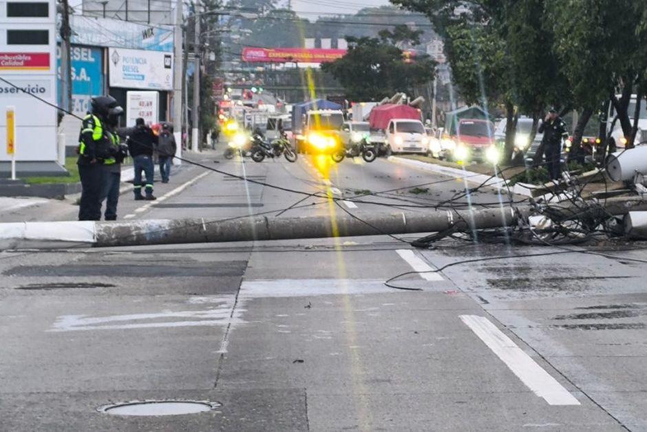 El tránsito se ha complicado esta mañana en ruta al Atlántico por un poste derribado. (Foto vía: Amílcar Montejo)