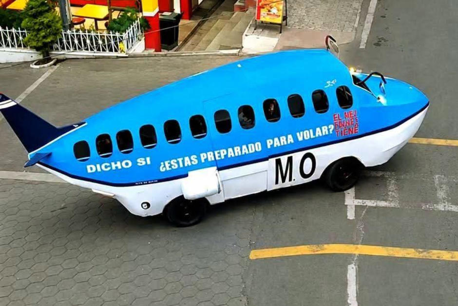 El avioncito alegra a chicos y grandes, gracias al ingenio de Mamfredo Ortega. (Foto: Josue Ardeano)