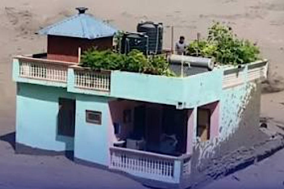 La casa fue laúnica que se mantuvo en pie durante las inundaciones provocadas por un iceberg que cayó desde las montañas. (Foto: Redes Sociales) 