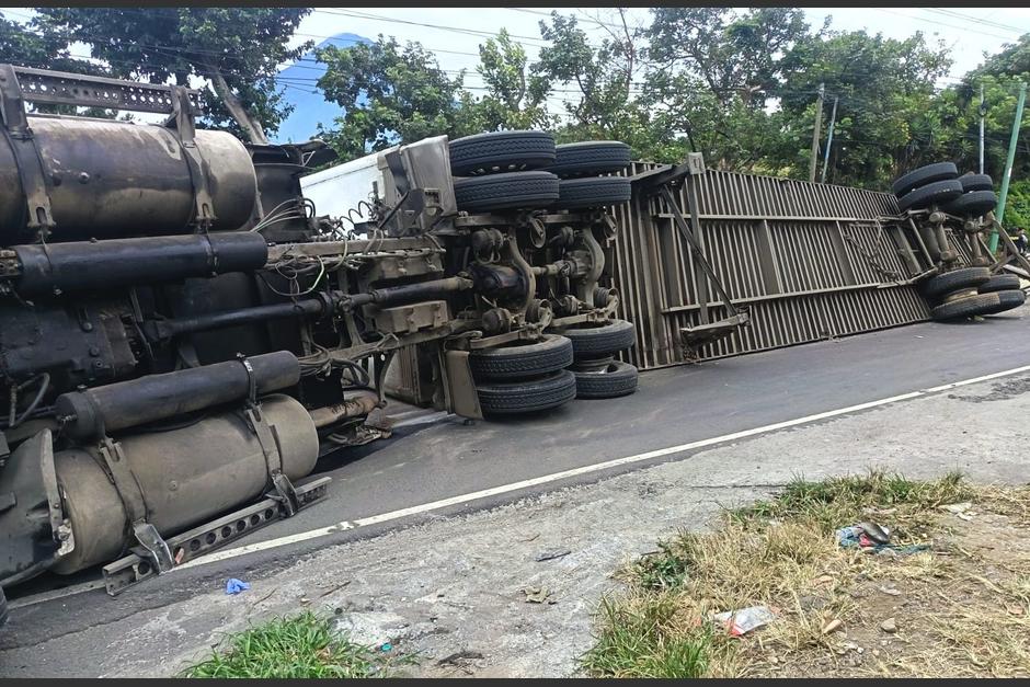 El accidente sigue complicando el paso en el sector. (Foto: Bomberos Voluntarios)