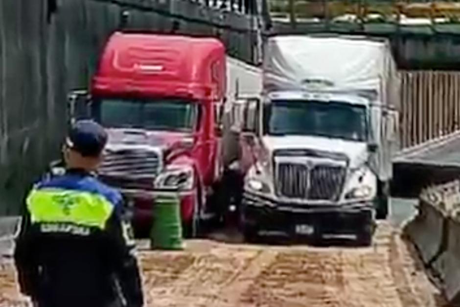 Agentes coordinan para agilizar el tránsito por vías alternas. (Foto: Captura de video)