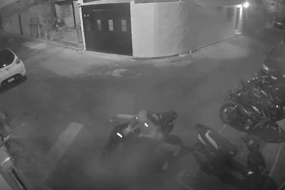 El delincuente se llevó una caminando una motocicleta en la zona 6. (Foto: Captura de video)