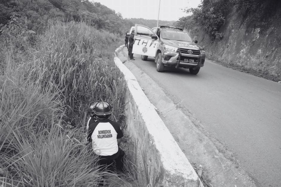 El cadáver de una persona fue localizado a un costado de la carretera que conduce hacia Chinautla. (Foto: CVB)