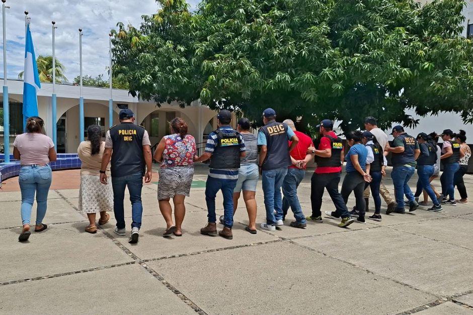 Los presuntos integrantes de una estructura dedicada al fraude inmobiliario fueron detenidos. (Foto: PNC)