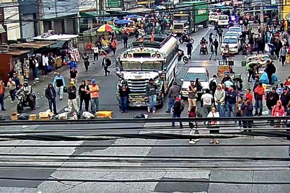 Los manifestantes han bloqueado el paso vehicular cerca del mercado La Terminal. (Foto: Captura de video)