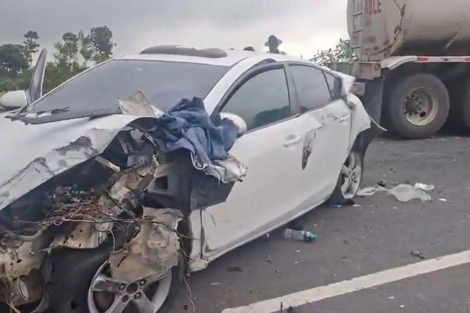 Tres vehículos sufrieron severos daños tras la colisión. (Foto vía: captura de video)