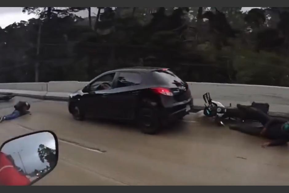 Varios motoristas terminaron derrapando al mismo tiempo. (Foto: captura de video)
