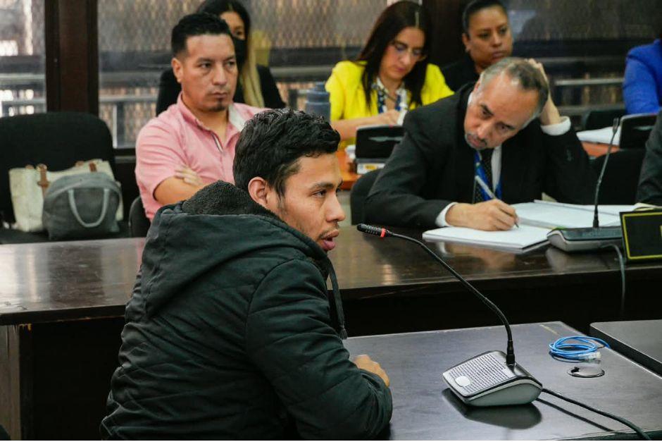 En su declaración, el bombero Jorge Callejas, quien atendió la emergencia del traslado de Milton Nelson Santamaría, afirmó que el subinspector dio la orden de sacar el cuerpo de la subestación. (Foto: Wilder López/Soy502) 