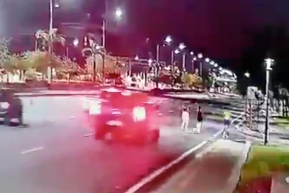 Un video ha dejado ver cómo la mujer fue atropellado por un vehículo en Ecuador. (Foto: Captura de pantalla)