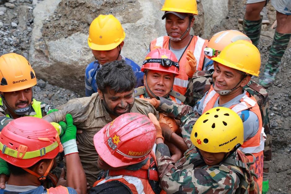Dos hombres fueron rescatados con vida tras permanecer nueves días atrapados tras la catástrofe en Nepal. (Foto: Nepal Army/AFP)