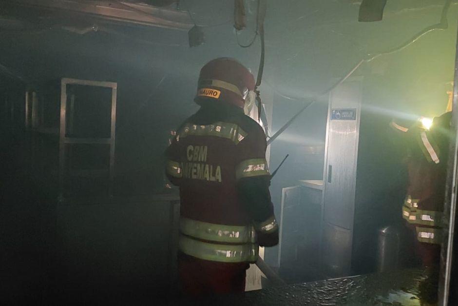Un incendio se registró en un centro comercial sobre la calzada Roosevelt. (Foto: Bomberos Municipales)
